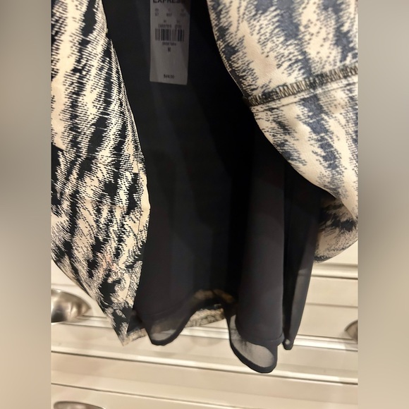 NWT EXPRESS Black & White Print Dressy Tank Camisole Sleeveless Blouse Size Med - Picture 6 of 7